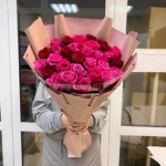 Букет из 31 розово-красной розы