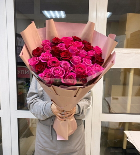 Букет из 31 розово-красной розы