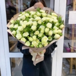 Букет из 15 белых кустовых роз