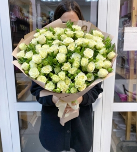 Букет из 15 белых кустовых роз