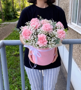 Букет в коробке из диантусов