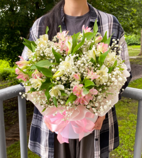 Букет в коробке из альстромерий